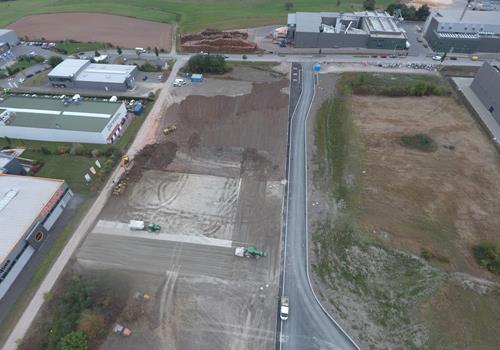 Vermischen des Kalkes mit dem Untergrund (Baustelle: Bissen)