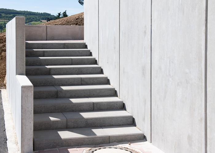 Aménagement extérieur: escalier et mur de soutènement en béton